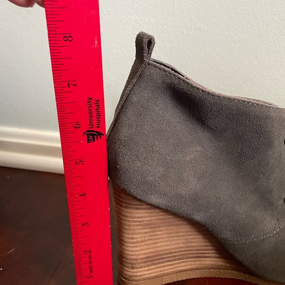 Express Women’s Gray Suede Wedge Booties Size 8.5 - Picture 7 of 14